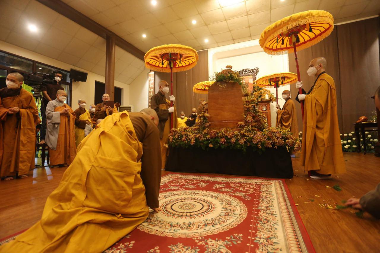 Hàng ngàn người tiễn đưa Thiền sư Thích Nhất Hạnh: Xin nguyện sống trọn vẹn, mắt thương nhìn cuộc đời - ảnh 10