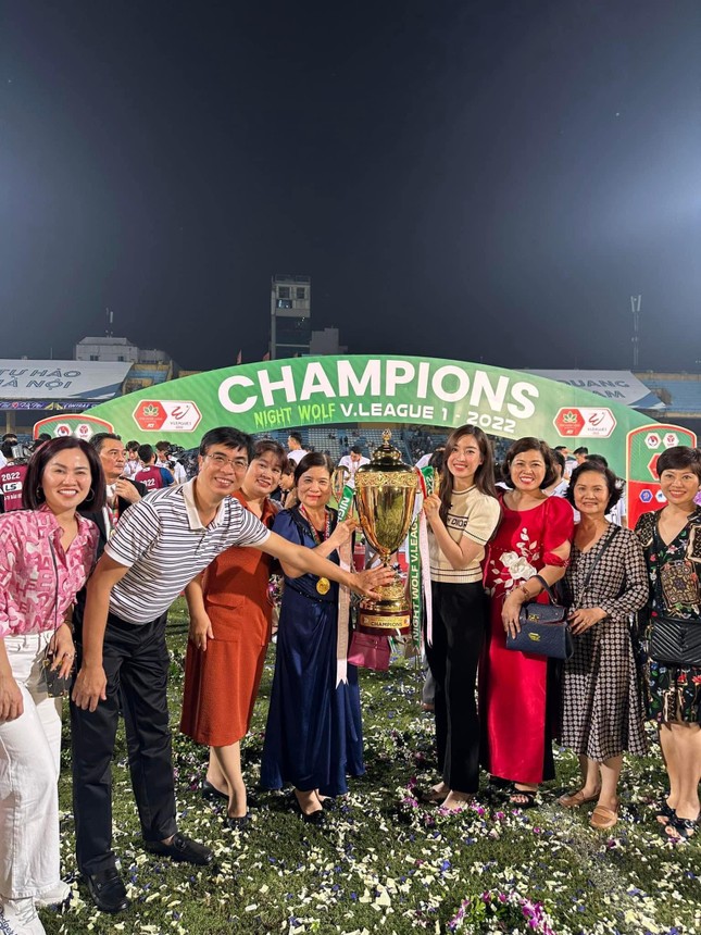 Đỗ Mỹ Linh cùng nhà chồng mừng CLB Hà Nội vô địch V-League ảnh 2