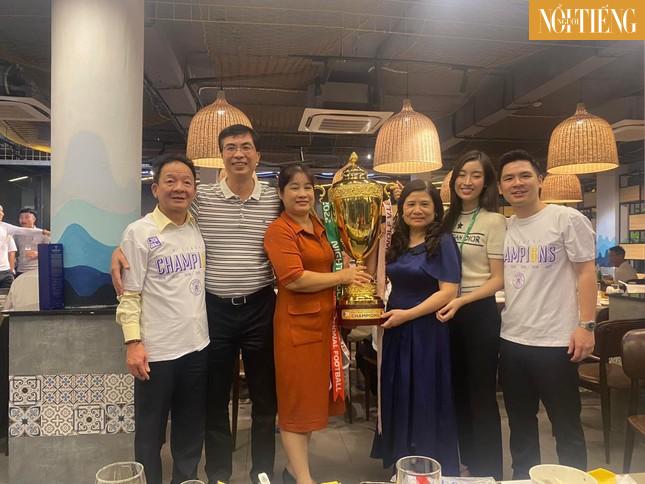 Đỗ Mỹ Linh cùng nhà chồng mừng CLB Hà Nội vô địch V-League ảnh 4