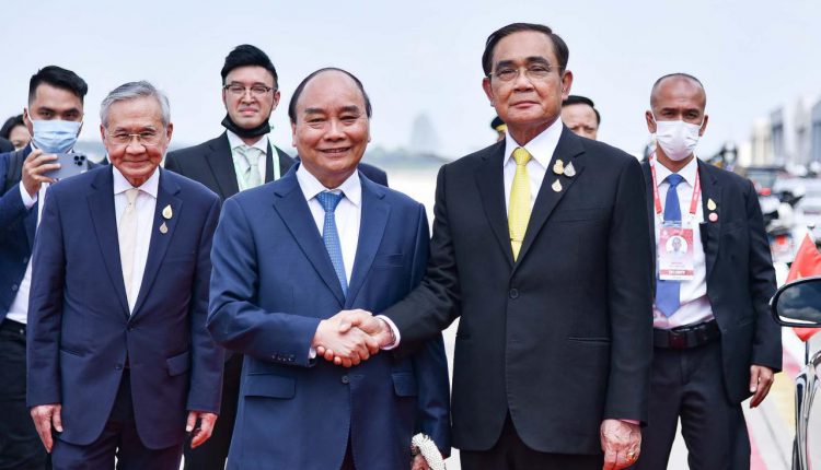 Chủ tịch nước và phu nhân đến Bangkok, bắt đầu chuyến thăm chính thức Thái Lan