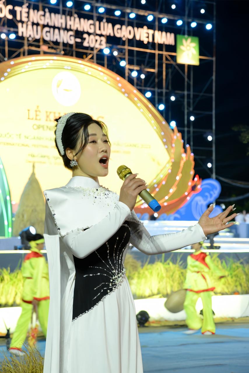NSƯT Hương Giang thể hiện ca khúc "Đàn Sáo Hậu Giang" trong Chương trình nghệ thuật chào mừng Festival Quốc tế Lúa gạo Việt Nam 2023