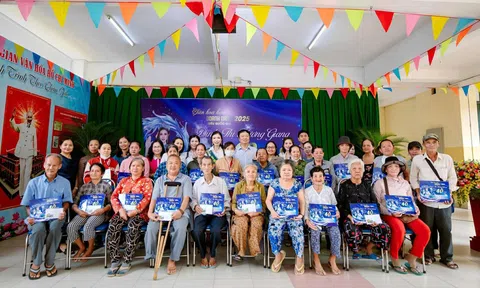Tân Hoa hậu Đinh Thị Hương Giang mở đầu nhiệm kỳ bằng hành động đẹp giữa đời thường