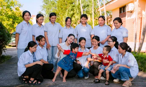 HOA HẬU BIỂN ĐẢO VIỆT NAM 2025 MANG “VẦNG TRĂNG NHÂN ÁI” ĐẾN LÀNG TRẺ EM SOS THANH HÓA