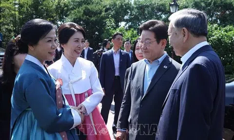 Chùm ảnh: Tổng Bí thư Tô Lâm và Phu nhân dự tiệc trà và thưởng thức nghệ thuật truyền thống