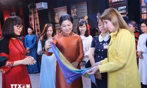 Phu nhân Tổng Bí thư, Chủ tịch nước Tô Lâm và Phu nhân Tổng thống Panama tìm hiểu văn hóa các dân tộc Việt Nam