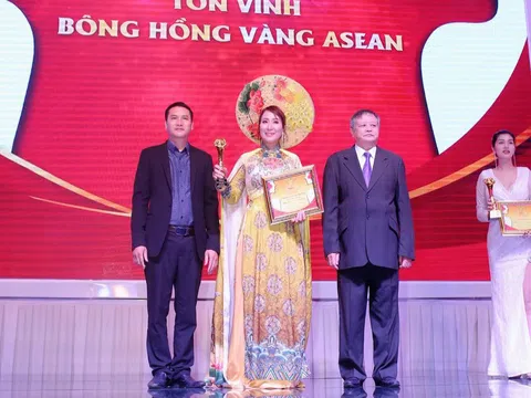 Doanh nhân Làn Thu Thủy nhận giải thưởng Bông Hồng Vàng ASEAN 2020