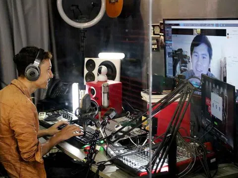 Đầu tư lớn vào thiết bị công nghệ hiện đại, Adam Muzic tiên phong dạy nhạc Online cho cộng đồng người Việt tại nước ngoài.