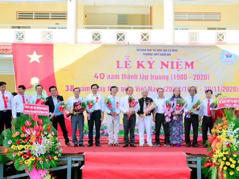 40 năm đưa đò, sự trưởng thành của học trò là món quà vô giá, đầy ý nghĩa đối với thầy cô
