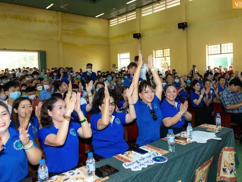 CEO Hồ Thanh Hương vui vẻ và tràn đầy năng lượng đồng hành chương trình thiện nguyện “Quảng Ngãi ta về”