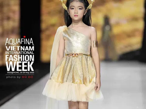 Model Kids Annie Thiên Kim xinh đẹp như “nữ thần”, sải bước chuyên nghiệp trên sàn runway với trang phục của NTK Thảo Nguyễn