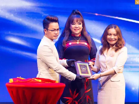 Giám đốc Trần Văn Sanh – Đại diện Ngọc Trai Queen Pearl PQ bàn giao vương miện cho “Miss Siu 2023”