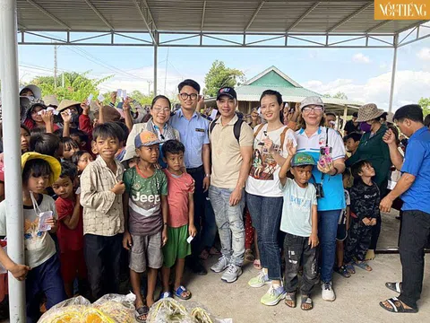 Đạo diễn Bá Quốc Vĩnh tham gia nhóm Thiện Tâm Tuy Hòa với chương trình: "Bước Cùng Em Đến Trường" nhiều ý nghĩa thiết thực