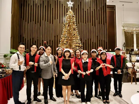 KHÁCH SẠN POTIQUE TỔ CHỨC LỄ THẮP SÁNG CÂY THÔNG NOEL