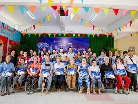 Tân Hoa hậu Đinh Thị Hương Giang mở đầu nhiệm kỳ bằng hành động đẹp giữa đời thường
