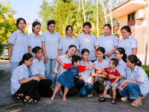 HOA HẬU BIỂN ĐẢO VIỆT NAM 2025 MANG “VẦNG TRĂNG NHÂN ÁI” ĐẾN LÀNG TRẺ EM SOS THANH HÓA