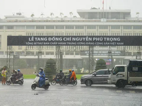 Dòng người đội mưa vào viếng Tổng Bí thư Nguyễn Phú Trọng