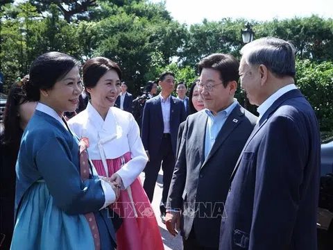 Chùm ảnh: Tổng Bí thư Tô Lâm và Phu nhân dự tiệc trà và thưởng thức nghệ thuật truyền thống