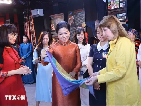 Phu nhân Tổng Bí thư, Chủ tịch nước Tô Lâm và Phu nhân Tổng thống Panama tìm hiểu văn hóa các dân tộc Việt Nam