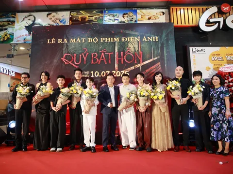 “Vua Bảo Đại” Ma Ran Đô cùng loạt sao Việt chúc mừng Quang Tuấn