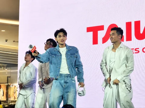 Isaac điển trai, dí dỏm giao lưu nhiệt tình cùng người hâm mộ