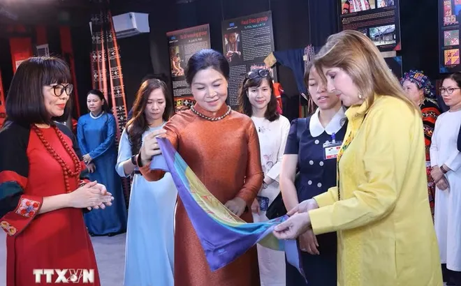 Phu nhân Tổng Bí thư, Chủ tịch nước Tô Lâm và Phu nhân Tổng thống Panama tìm hiểu văn hóa các dân tộc Việt Nam